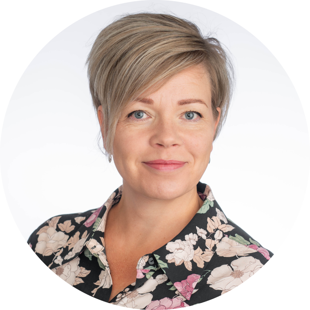 Pauliina Lehtonen on kuvassa ja tavattavissa Duuri-tiimin toimistolla Forssassa.