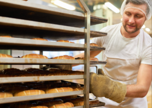 Kesätyöntekijöitä valmiina eri aloille, leipomotyöntekijä kuvassa